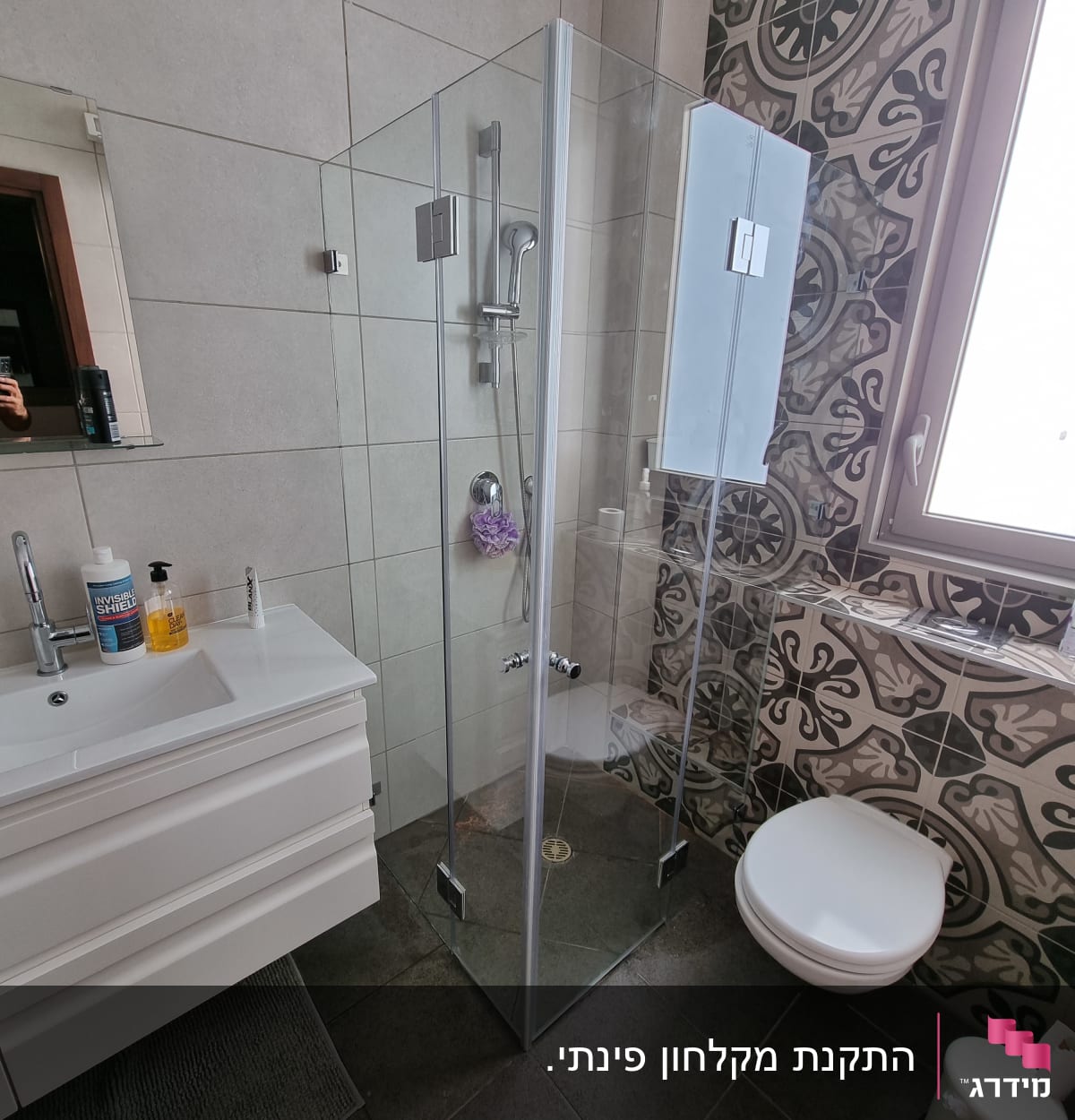 מקלחון זכוכית עם ראש מקלחת וסבון סגול